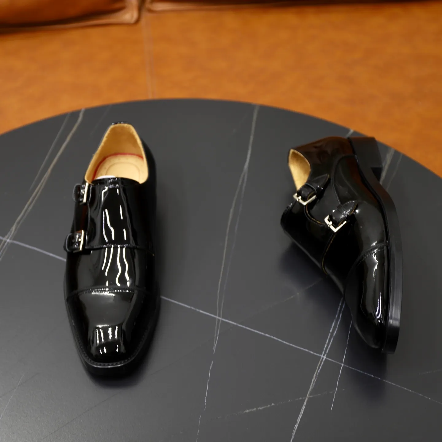 Ex-factory price: 620💰Christia*.Loubouti*🆑High-end men’s business formal leather shoes | Classic red sole shoes | Original imported first-layer cowhide | Water-dyed cowhide lining | Italian imported red rubber outsole | High-end luxury | Perfect interpretation of fashion, sunshine, style, suitable for various occasions Size: 39-44 (38.45 custom-made)